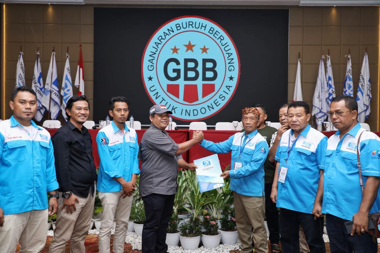 Jabat tangan Serikat Pekerja Nasional  seluruh Indonesia menyatakan dukungannya terhadap Ganjar Pranowo sebagai Presiden 2024. Pernyataan itu disampaikan usai melaksanakan Sidang Majelis Nasional SPN IV di Lombok Garden Hotel, Lombok, Nusa Tenggara Barat 
