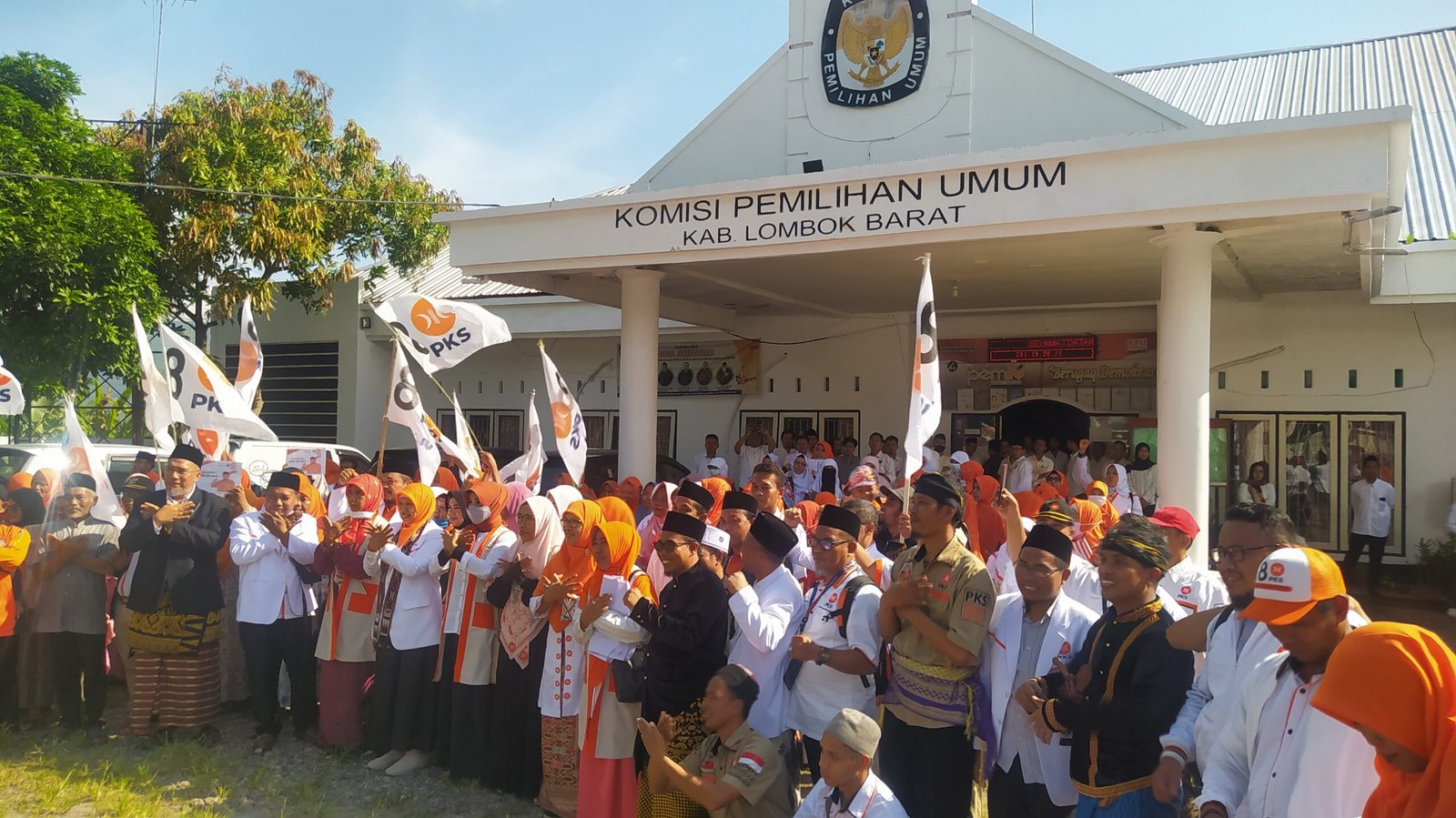 Foto bersama PKS dan Kader PKS usai pendaftaran ke KPU Lombok Barat