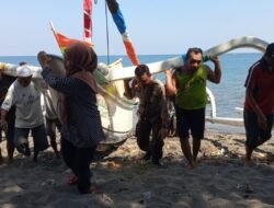 Kanit Binmas Polsek Batulayar Bersilaturahmi dengan Toma, Toda, dan Tomas dalam Kegiatan Jumat Curhat di Pantai Tanjung Bias Barat