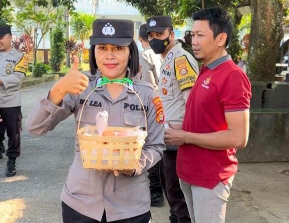 Program Jumat Berkah Polsek Kediri 1 Personil 1 Butir Telur