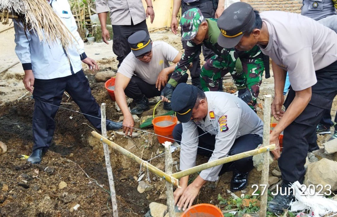 Bedah Rumah Warga Dalam Rangka Program Rumah Sejahtera Terpadu Momen Hari Bhayangkara ke-77