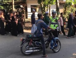 Polsek Batulayar Bantu Kelancaran Pawai Milad dan Inagurasi Yayasan Al-Azhar NW Kayangan di Jalan Pariwisata Desa Sandik