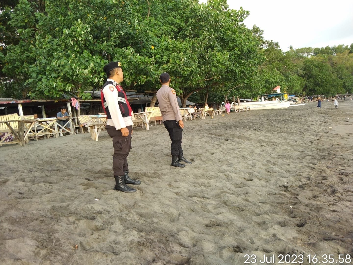 Polsek Batulayar Patroli Cegah Kejahatan di Jalan Raya dan Objek Wisata Pantai