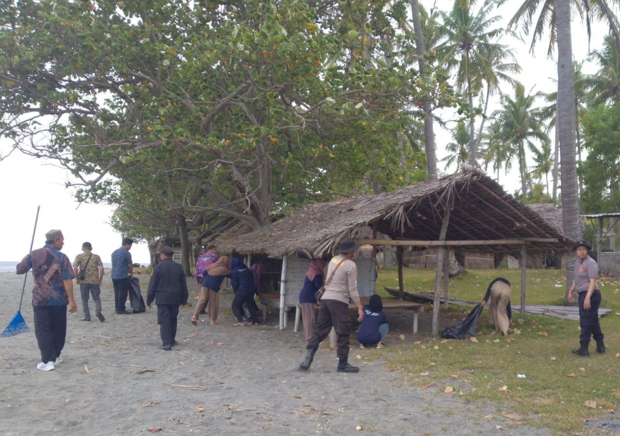 Polsek Batulayar dan Pemerintah Desa Senggigi Bersatu Bersihkan Pantai Kerandangan