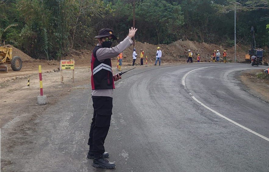 Polsek Lembar Awasi dan Atur Lalu Lintas di Lokasi Rekonstruksi Jalan Provinsi NTB