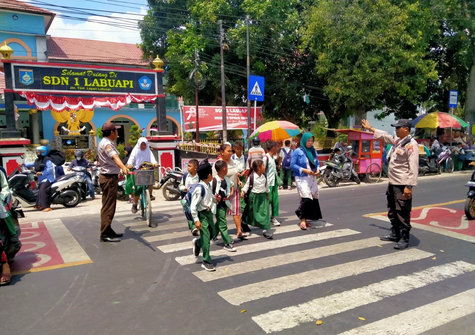 Polsek Labuapi Cegah Gangguan Lalu Lintas di Depan SDN 1 Labuapi