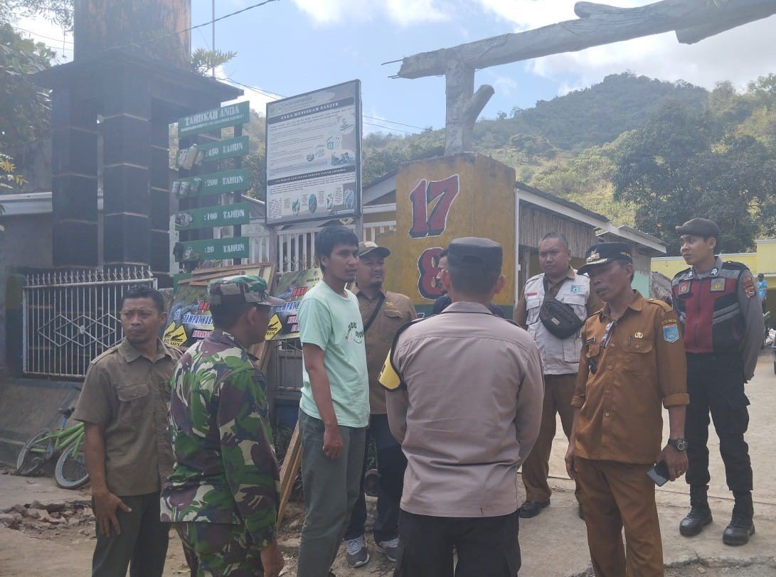 Polsek Sekotong dan BKSDA Pasang Plang Himbauan tentang Buaya di Teluk Sepi