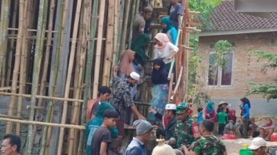 Masyarakat Desa Cendi Maik dan TNI Koramil 1606-06/Sekotong Bersatu dalam Semangat Gotong Royong Pengecoran Masjid NUR INSAN