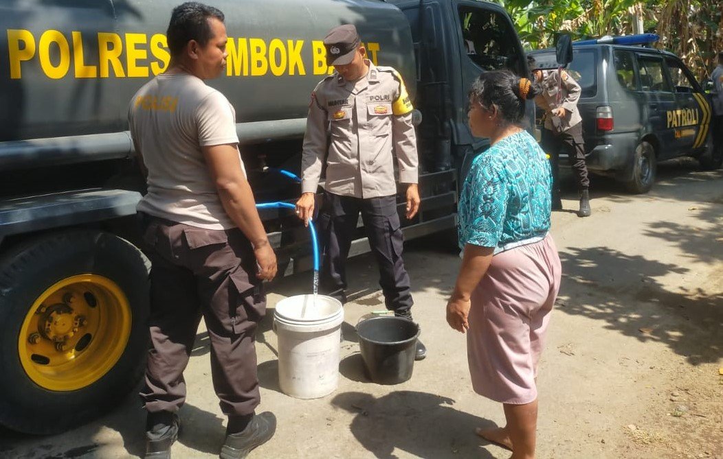 Polres Lombok Barat Salurkan Air Bersih