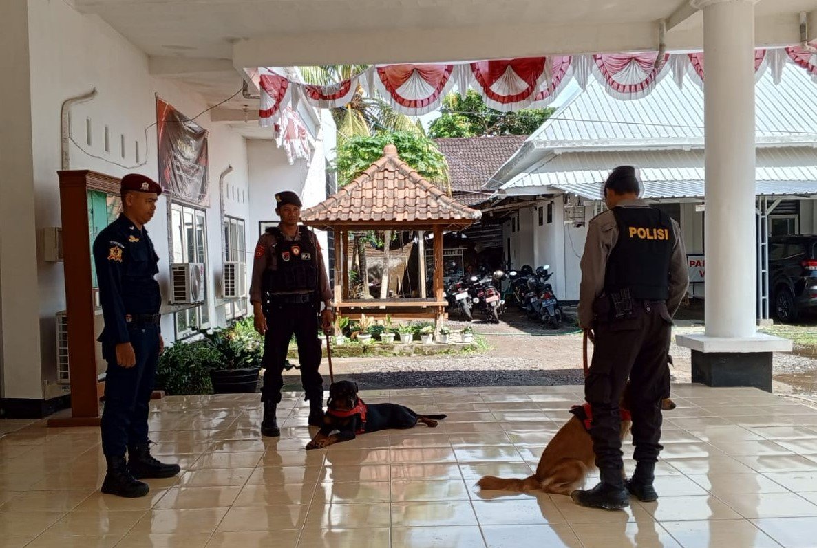 Patroli Preventif dan Sterilisasi oleh Polres Lombok Barat di Kantor KPU