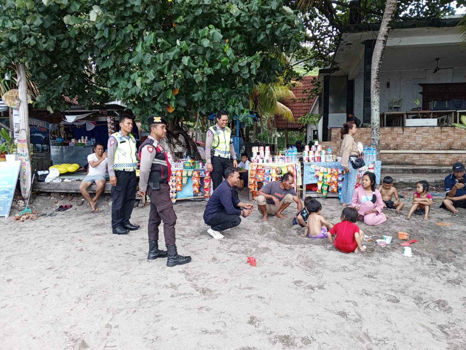 Personil Pospam Batulayar Gelar Patroli Dialogis di Pantai Senggigi Lombok Barat