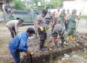 Sinergitas TNI-Polri dan Masyarakat Desa Sandik Bersihkan Saluran Irigasi
