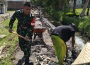 Babinsa Koramil 1606-04/Gerung Bantu Warga Dusun Mesangguk Mengatasi Ancaman Banjir