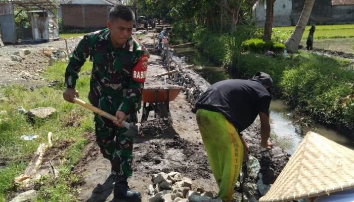 Babinsa Koramil 1606-04/Gerung Bantu Warga Dusun Mesangguk Mengatasi Ancaman Banjir