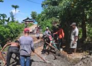 Semangat Gotong Royong dalam Membangun, Babinsa dan Warga Lakukan Pengecoran Jalan Dengan Dana Swadaya
