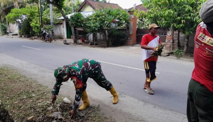 Gotong Royong, Cara Warga Dusun Sengkongo dan Babinsa Kuranji Mencegah Penyakit dan Banjir