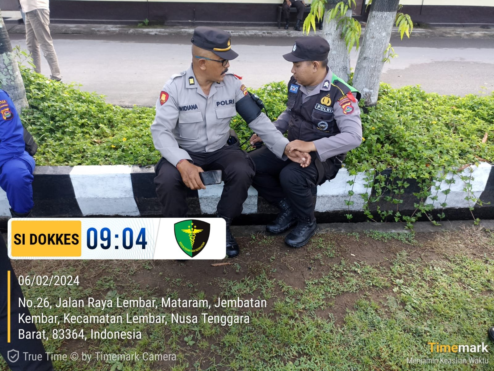 Polres Lombok Barat Bagikan Bekkses ke Personel Pengamanan Operasi Mantap Brata Rinjani