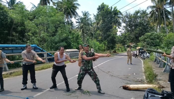 TNI-Polri, dan Warga Sekotong Bersatu Padu Bersihkan Rumpun Bambu