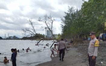 Pantai Indok Kembali Ramai Pasca Lebaran, Polisi Jaga Keamanan dan Kenyamanan Wisatawan