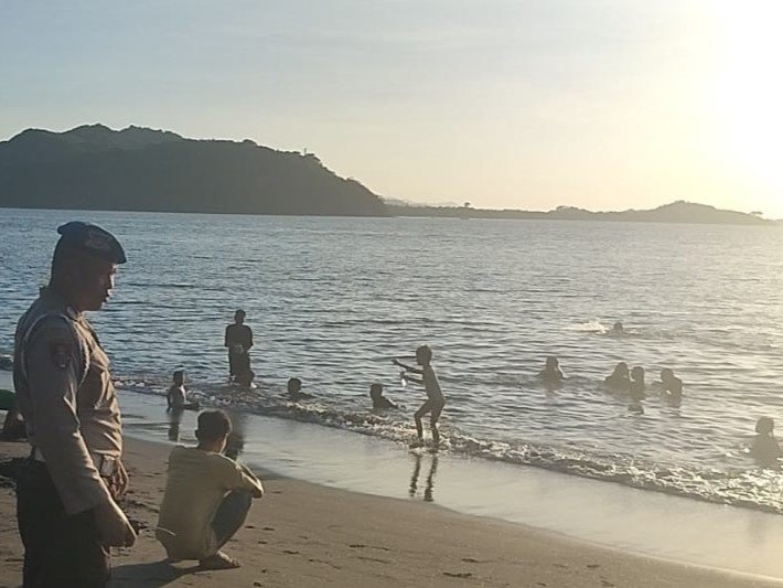 Polsek Lembar Patroli Pantai Cemara Antisipasi Kejahatan dan Berikan Rasa Aman Bagi Wisatawan