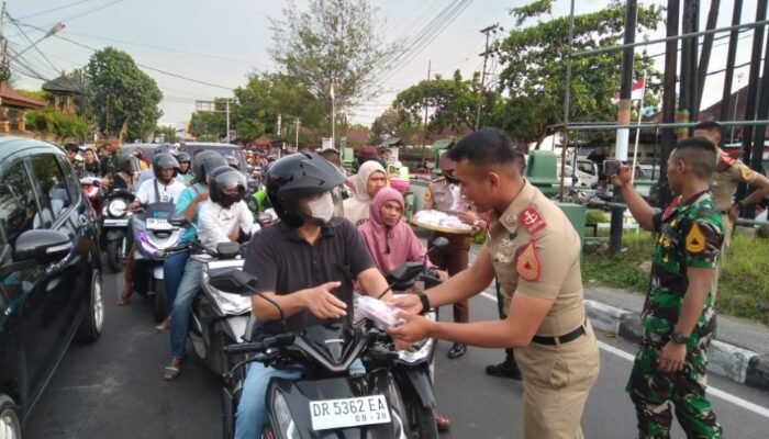 Ramadan Berbagi: Taruna Akmil TNI-Polri Sajikan Takjil dan Senyum di Mataram