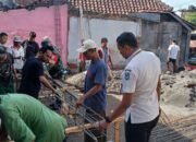 Babinsa dan Bhabinkamtibmas Bersatu: Gotong Royong Pengecoran Tiang Halaman Masjid Mutta’alimin