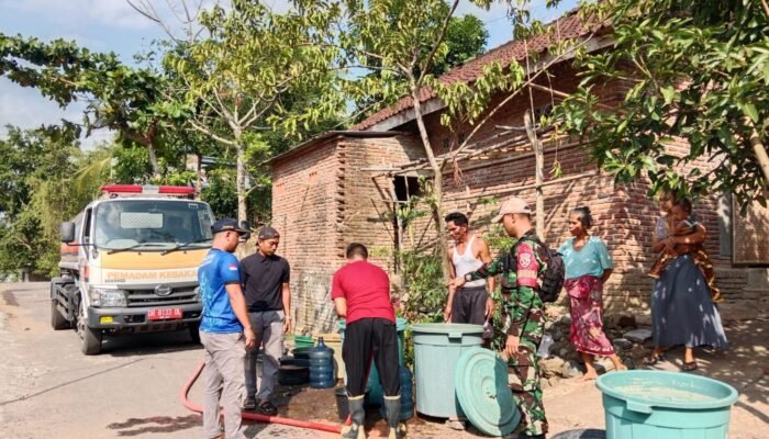 Babinsa Kuripan Selatan dan Pemadam Kebakaran Lobar Distribusikan Air Bersih untuk Desa Kuripan Selatan