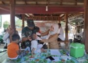 Babinsa Labuan Tereng dan Tenaga Kesehatan Gencar Vaksinasi Polio: Misi Melindungi Generasi Muda dari Ancaman Kelumpuhan