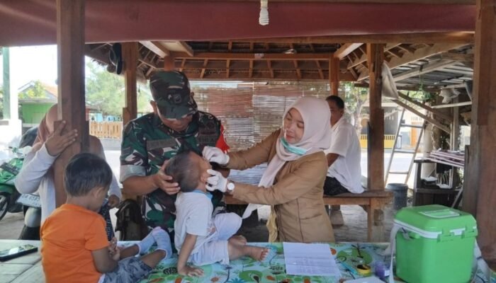 Babinsa Labuan Tereng dan Tenaga Kesehatan Gencar Vaksinasi Polio: Misi Melindungi Generasi Muda dari Ancaman Kelumpuhan