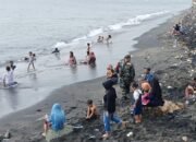 Waspada Ombak dan Sampah! Babinsa Ampenan Tengah Imbau Keselamatan Pengunjung Pantai Eks. Pelabuhan Ampenan