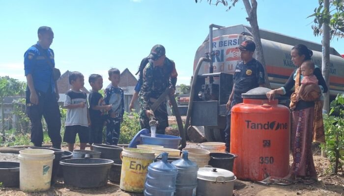 Kolaborasi TNI dan Damkar Lombok Barat Distribusikan Air Bersih di Tengah Kekeringan