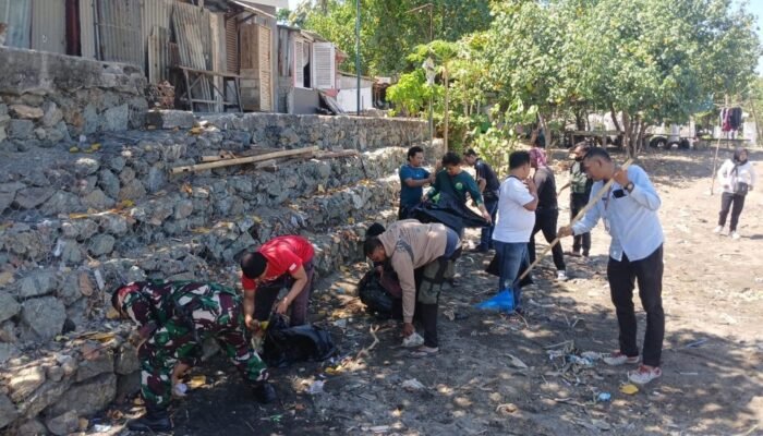 Warga Ampenan Tengah Bersatu, Pantai Mujang Bersih Kembali: Kolaborasi Babinsa dan Komunitas Lokal