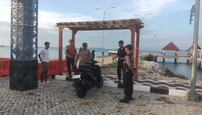 Keamanan Wisata Terjaga: Patroli Polsek Sekotong di Dermaga Tawun