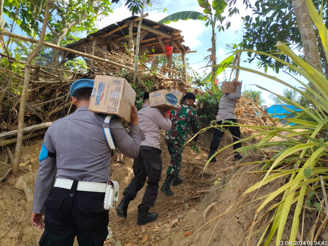 Polsek Lembar Pererat Hubungan dengan Masyarakat Melalui Sambang Duka