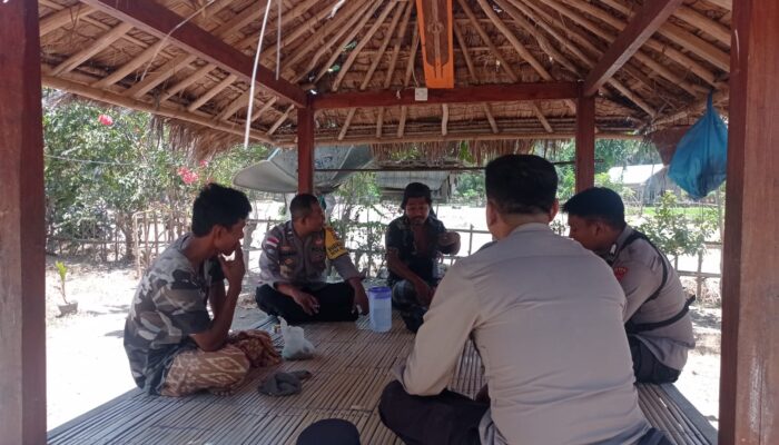 Patroli Rutin di Pulau Sepatang: Polisi Sekotong Jalin Silaturahmi dengan Warga