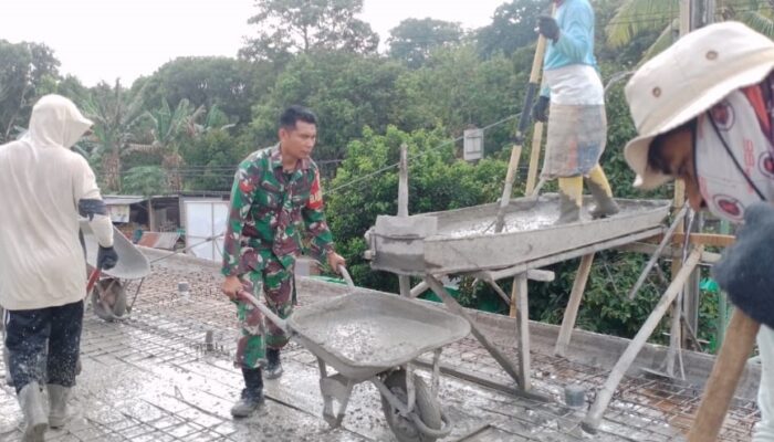 Babinsa Suranadi Bersama Warga Gelar Gotong Royong di Masjid