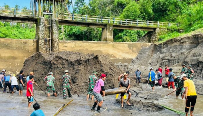 Kodim 1606 dan Warga Bersihkan Bendungan Rempek