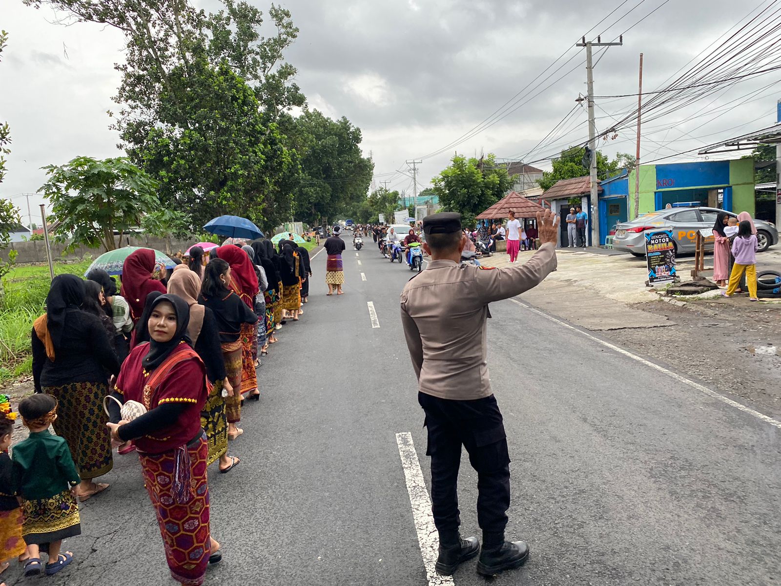 Polisi Kawal Nyongkolan di Kediri, Wujud Sinergi Jaga Tradisi Lombok