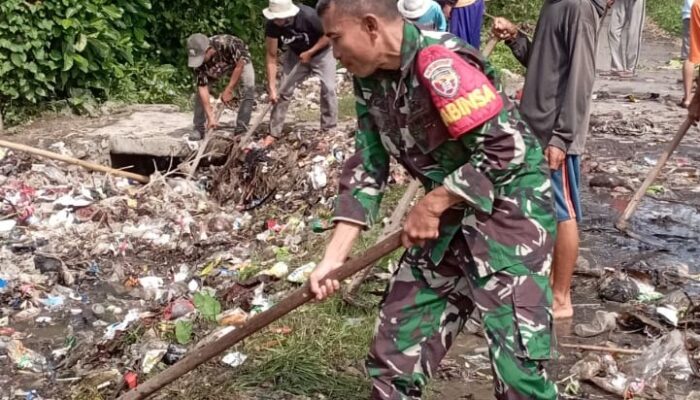 Gotong Royong Babinsa dan Warga Desa Jakem Timur