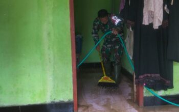 Pasca Banjir, Babinsa Desa Buwun Mas Ringankan Beban Warga