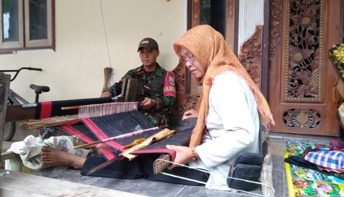 Babinsa Dukung Pelestarian Tenun Tradisional di Lombok Barat 