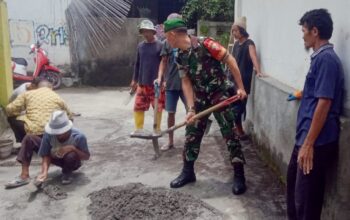 Babinsa Dampingi Warga Rabat Jalan di Desa Dasan Tapen