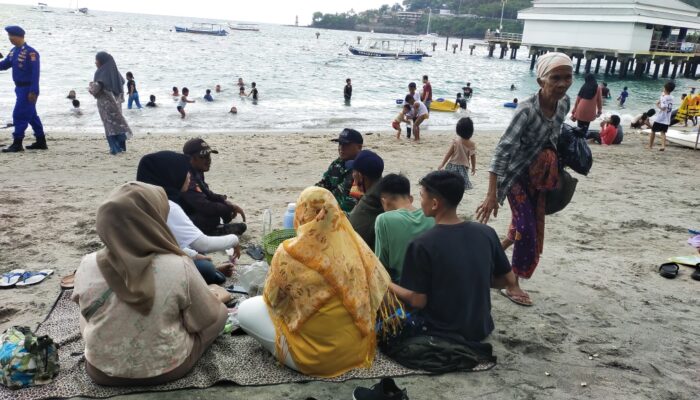 Babinsa Senggigi Imbau Wisatawan Pantai Waspada Perubahan Cuaca