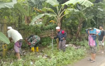 Tanggap Bencana: Babinsa Bersama Warga Bersihkan Lingkungan