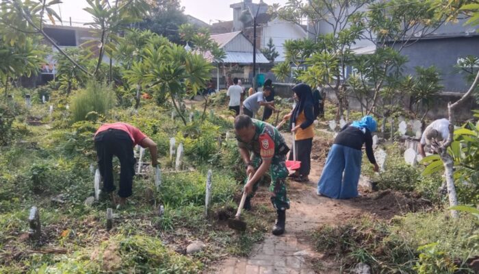 Sinergi Babinsa dan Warga Monjok Barat Jaga Kebersihan Pemakaman