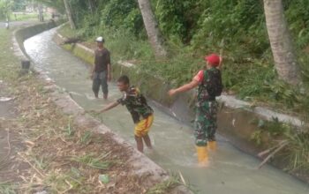 Babinsa Lembah Sari Gotong Royong Bersihkan Irigasi Desa