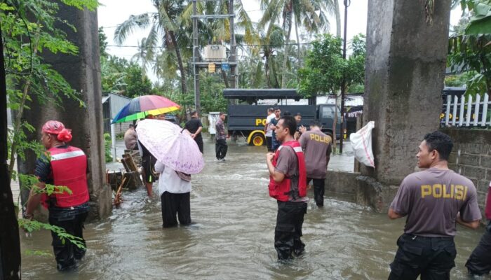 Hujan Deras Picu Banjir di Lombok Barat, Satsamapta Sigap Evakuasi Warga