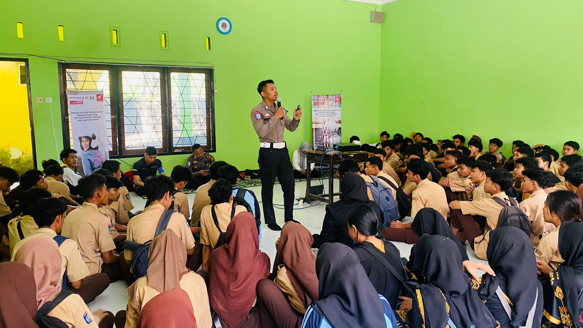 Safety Riding Goes to School: Satlantas dan Astra Motor Edukasi Siswa SMK 1 Batu Layar tentang Keselamatan Berkendara