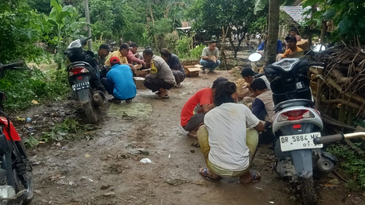 Jalan Putus di Sekotong, TNI-Polri dan Warga Gotong Royong Bangun Jalan Darurat