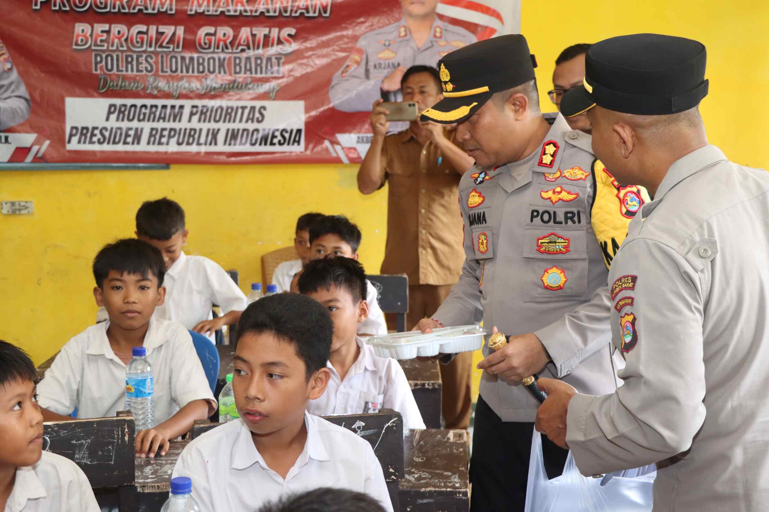 Kapolres Lombok Barat Pimpin Bagikan Makanan Bergizi, Wujud Dukungan Program Prioritas Presiden